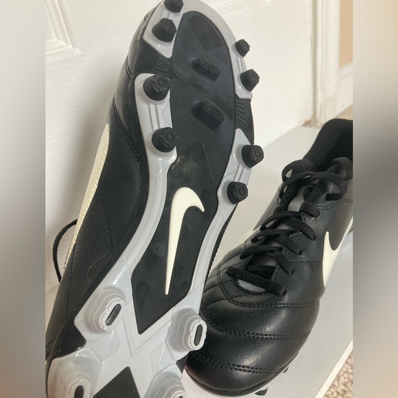 Nike Women’s Cleats, size 8.5, brand new & never worn - Picture 9 of 10